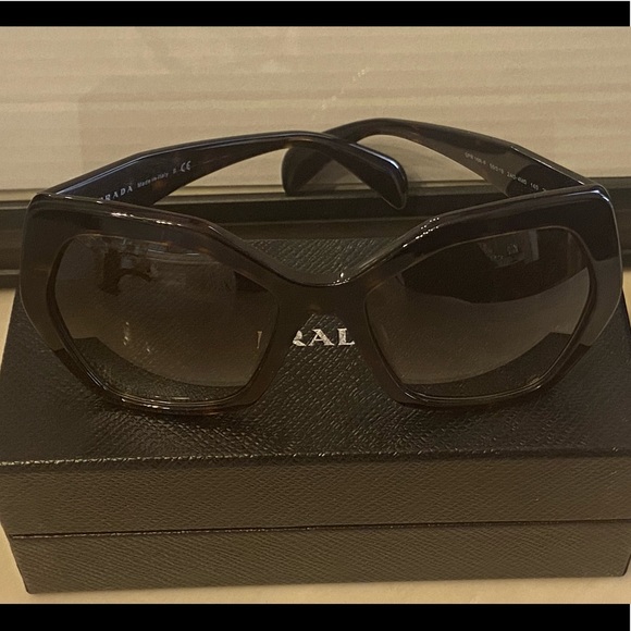 ❌SOLD❌ PRADA sunglasses - NEW - Picture 2 of 7